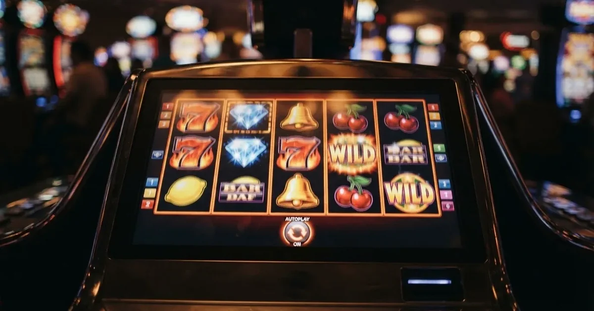 Nahaufnahme eines Spielautomaten-Bildschirms mit aktivierter Autoplay-Schaltfläche, ohne erkennbare Markenzeichen.